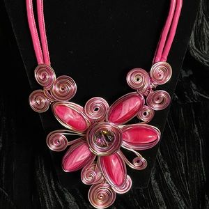 PINK AND GOLD TONE COILED WIRE STATEMENT NECKLACE AND EARRINGS 💗